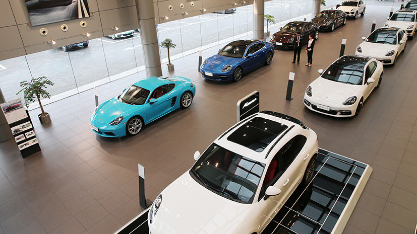 СМИ: Автоконцерн Porsche приостановил продажи автомобилей в Европе