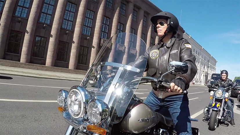 Посол США проехал по Петербургу на мотоцикле
