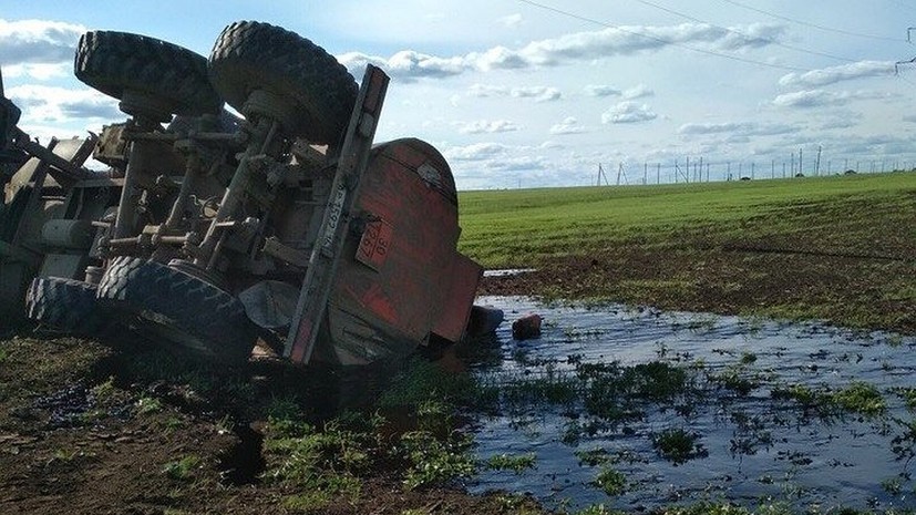 В Татарстане на трассе опрокинулся грузовик с 20 тоннами нефти