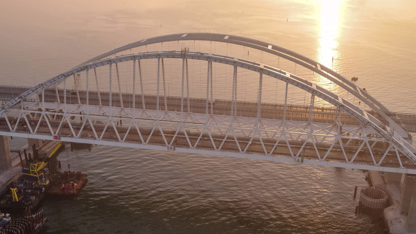 Строители завершили установку свайных фундаментов железнодорожной части моста в Крым