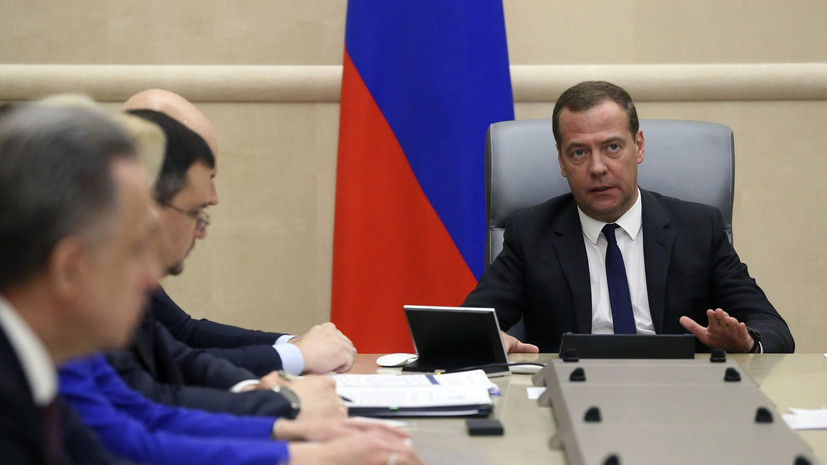 Медведев заявил, что нефтяные компании не должны проявлять эгоизм