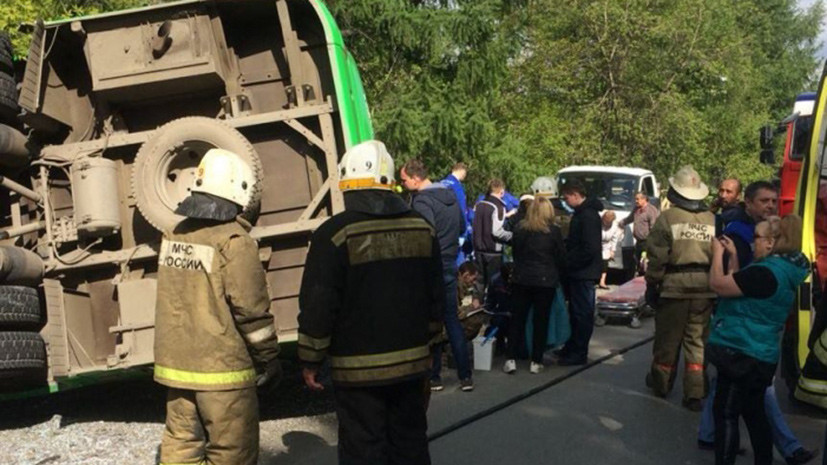 МВД: после ДТП с автобусом в Екатеринбурге госпитализировали 17 человек