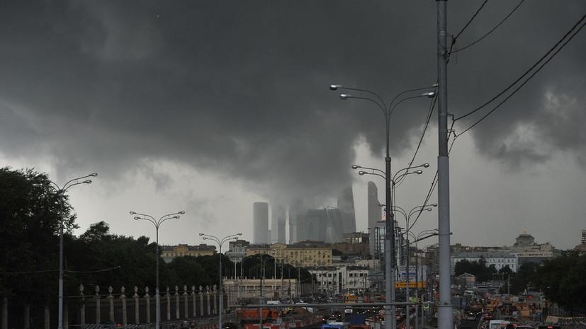 МЧС предупреждает о грозе и усилении ветра в Москве в ближайшие часы