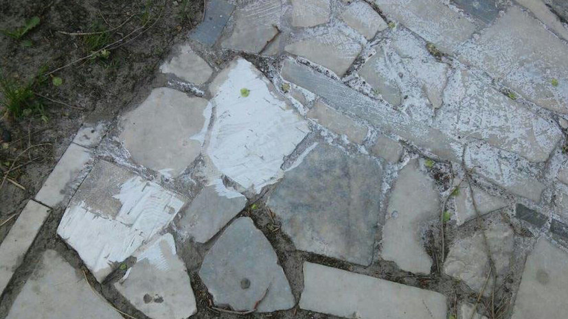 Ульяновское похоронное бюро вымостило тротуар фрагментами надгробных плит