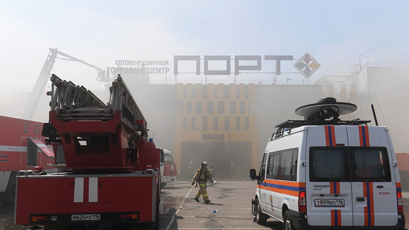 МЧС предупредило об угрозе обрушения горящего ТЦ в Казани