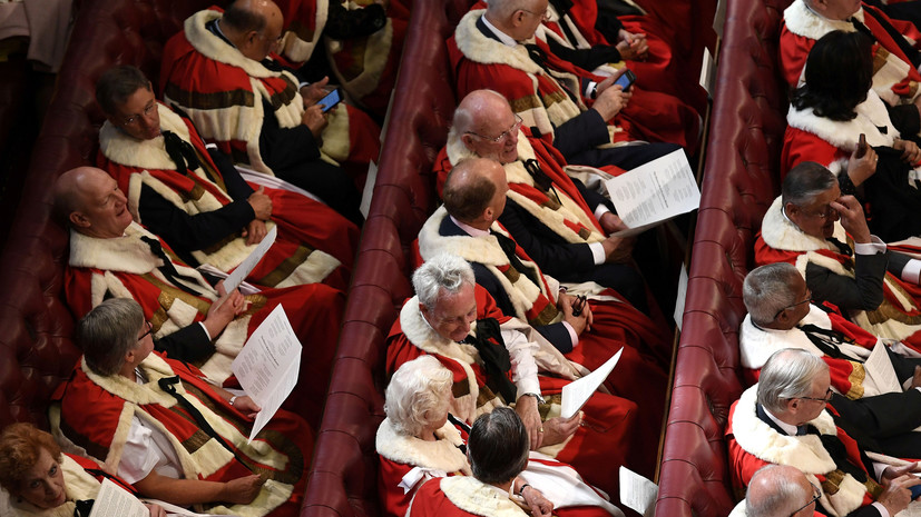 Членам палаты лордов Великобритании запретили дремать во время дебатов
