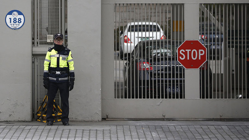 В Южной Корее мужчина попытался протаранить на машине ворота посольства США