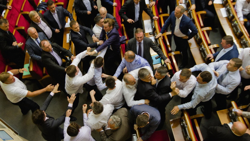 Депутаты Рады устроили потасовку во время заседания