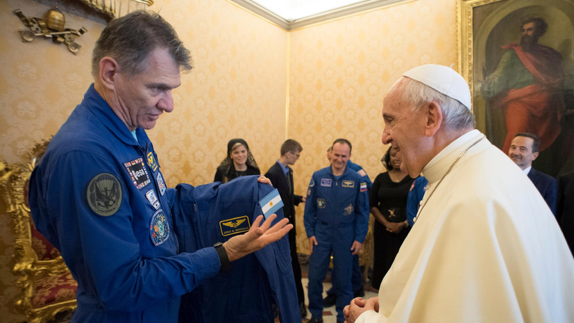 Папа Римский получил в подарок от астронавтов комбинезон для полётов в космос