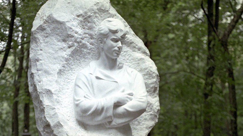 Источник: полиция ищет женщину, перекрасившую памятник Есенину на Ваганьковском кладбище