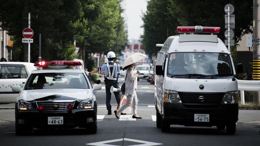 В Японии автомобиль врезался в супермаркет