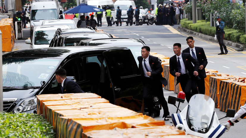 Пятизвёздочные отели, орхидеи и бегущие охранники: Ким Чен Ын и Трамп прибыли в Сингапур для участия в переговорах