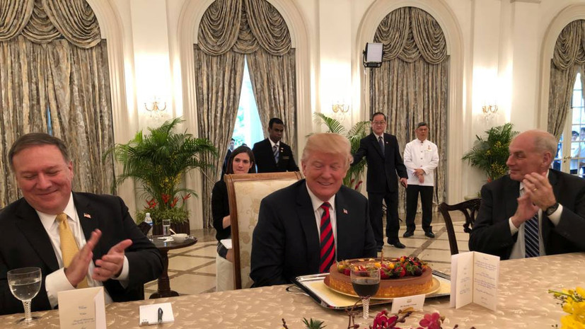 В Сингапуре Трампу подарили торт по случаю предстоящего дня рождения