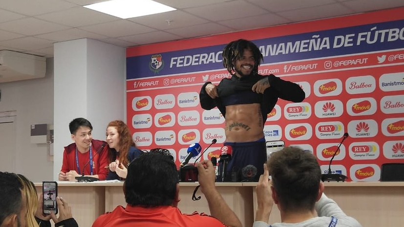 Футболист сборной Панамы Роман Торрес показал свой пресс на пресс-конференции