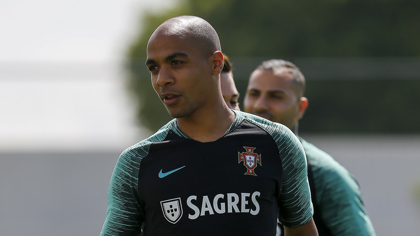 Футболист сборной Португалии Жоау Мариу поздравил россиян с праздником