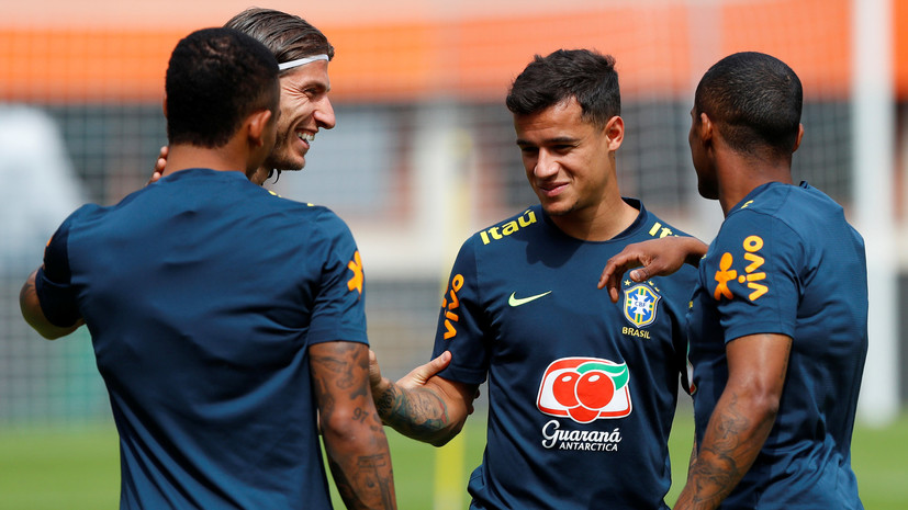 Мужчина выбежал на поле во время тренировки сборной Бразилии в Сочи