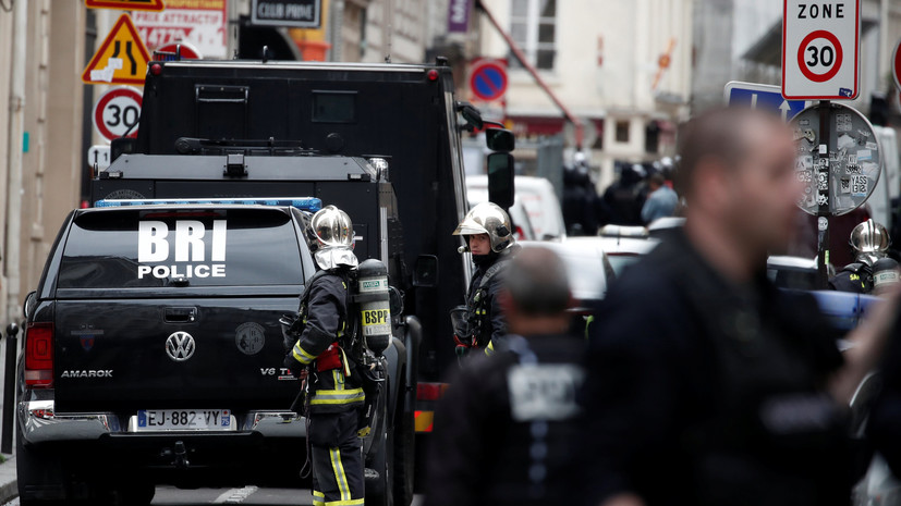 СМИ: В Париже мужчина взял в заложники двух человек