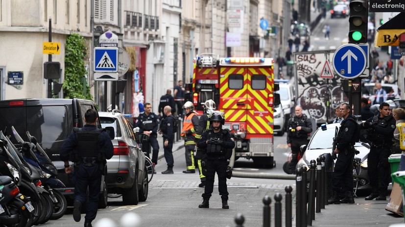 СМИ: Захвативший заложников в Париже мужчина требует связать его с посольством Ирана