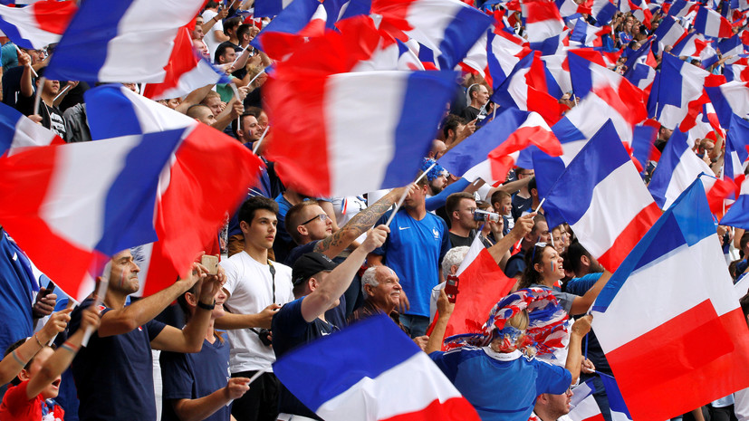 Французские болельщики спели песню о Депардье и водке на тренировке сборной Франции перед ЧМ-2018