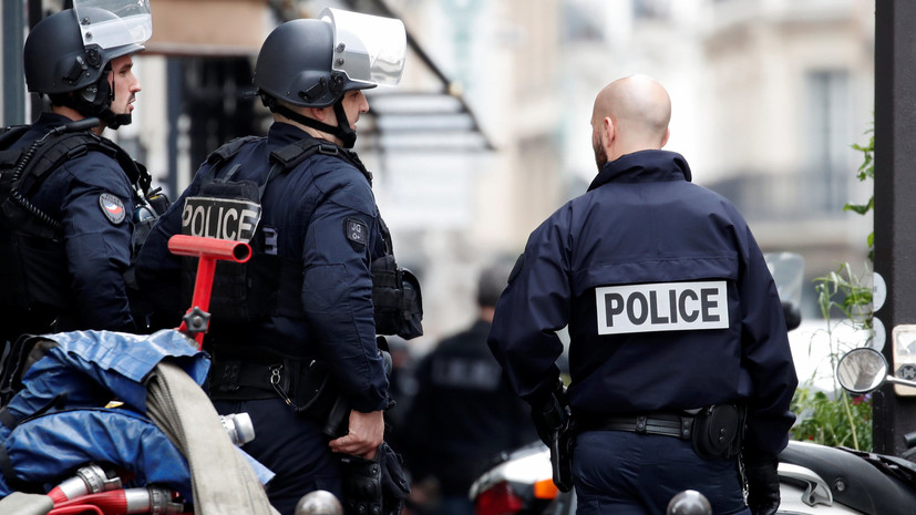 В Париже задержали взявшего в заложники людей мужчину