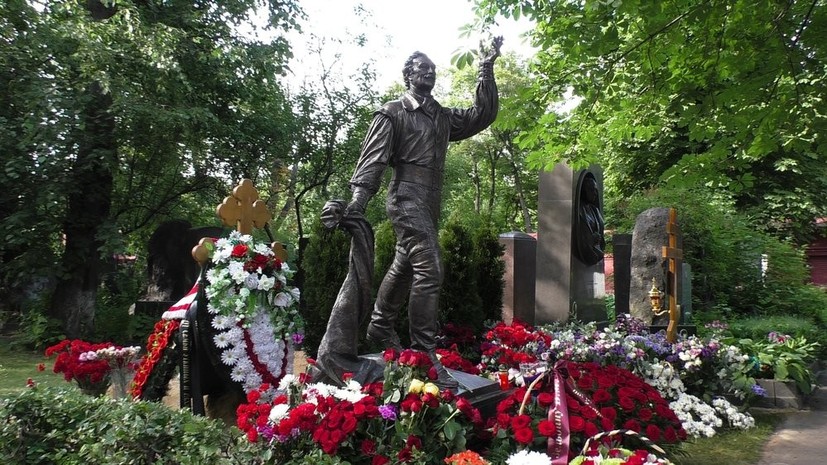 На Новодевичьем кладбище в Москве открыли памятник Владимиру Зельдину