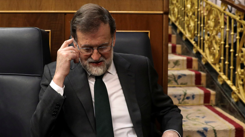 Экс-премьер Испании Рахой отказался от депутатского мандата в парламенте