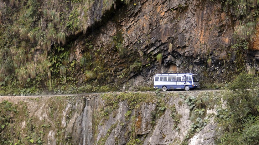 В Боливии 17 человек погибли в результате столкновения автобуса со скалой