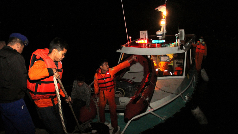 После крушения парома в Индонезии пропавшими без вести числятся 128 человек