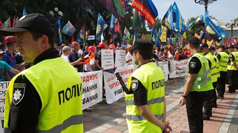 Эксперт прокомментировал столкновения митингующих с полицией в Киеве