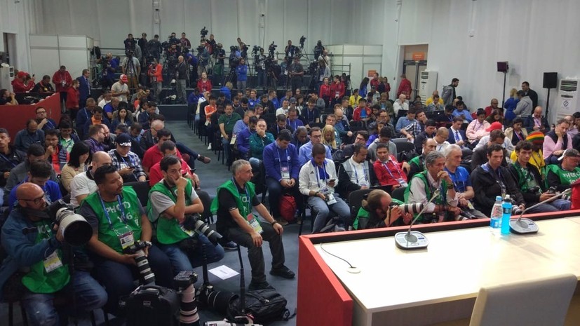 За 15 минут до начала пресс-конференции сборной Бразилии в зале не осталось свободных мест