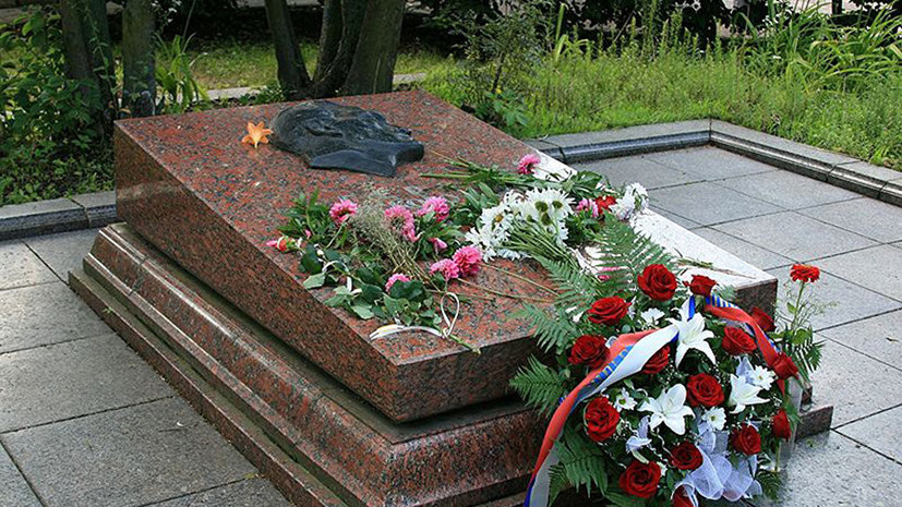 СМИ: Во Львове вандалы разрисовали могилу Героя СССР Николая Кузнецова