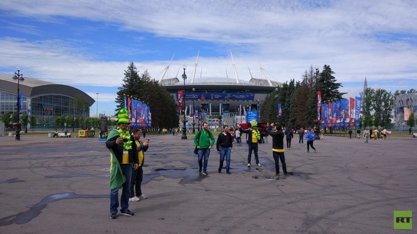 Болельщики сборной Бразилии собираются у стадиона в Санкт-Петербурге за четыре часа до начала матча ЧМ с Коста-Рикой