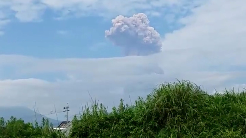 В Японии извергается вулкан, в котором находилось укрытие злодея из фильма о Бонде