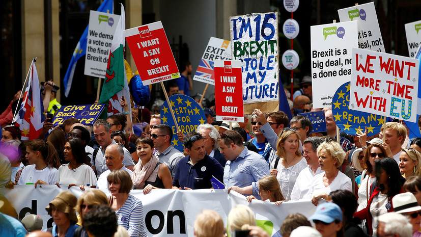 В Лондоне более 100 тысяч человек вышли на марш против брексита