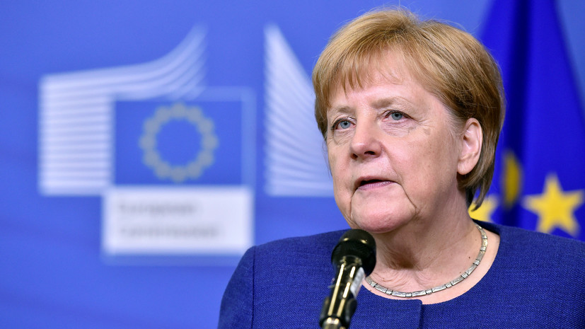 В Еврокомиссии призвали дать Меркель время на поиск решения по миграции 