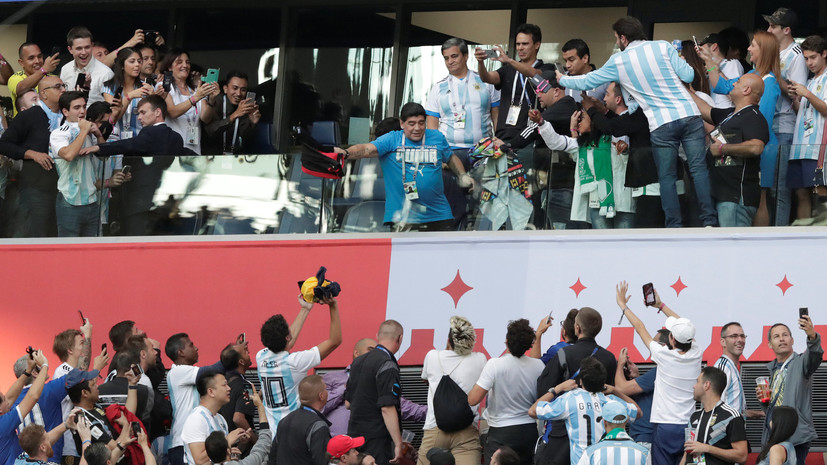 Марадона показал неприличный жест после победного гола Аргентины в матче с Нигерией 