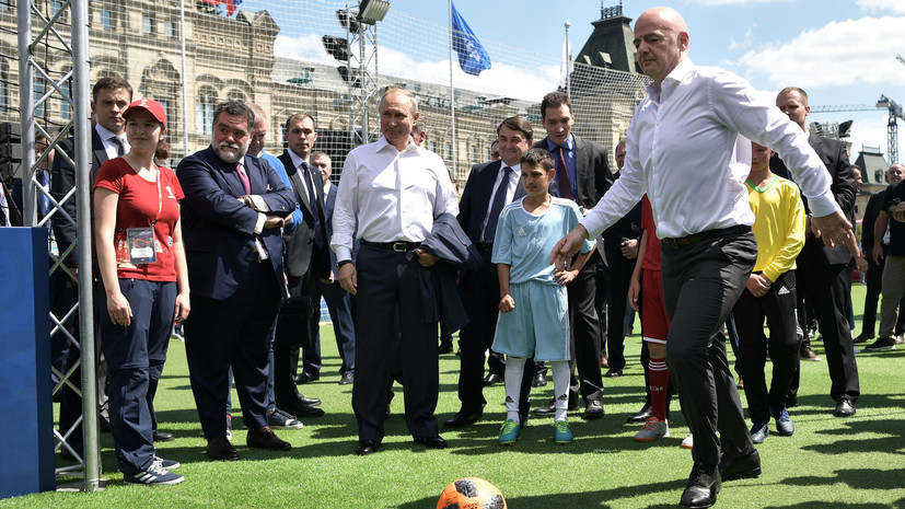 Путин сыграл в футбол с главой ФИФА на Красной площади
