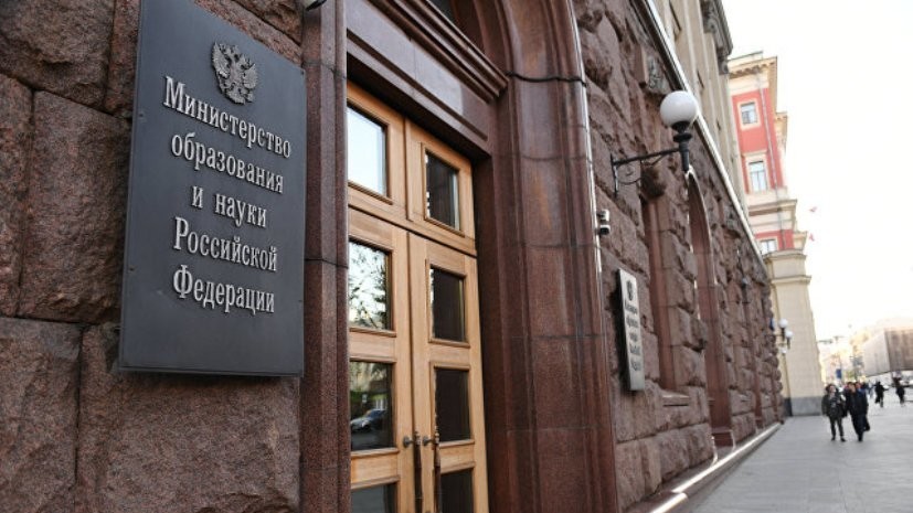 В Министерстве просвещения прокомментировали инцидент с грамотами в школе на Урале
