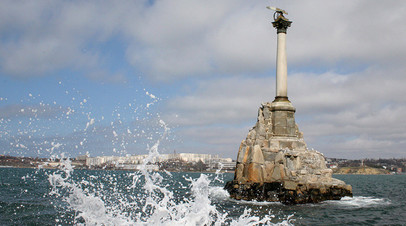 Вид на Памятник затопленным кораблям в Севастополе