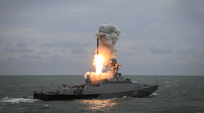 Малый ракетный корабль «Град Свияжск»  запускает ракету «Калибр» во время итоговых учений корабельных группировок Каспийской флотилии
