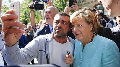 Федеральный канцлер Германии Ангела Меркель фотографируется с мигрантами © Fabrizio Bensch
