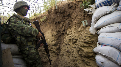 Боец батальона «Сомали» ВС ДНР в окопах, оборудованных военнослужащими самопровозглашённой республики под Зайцевом
