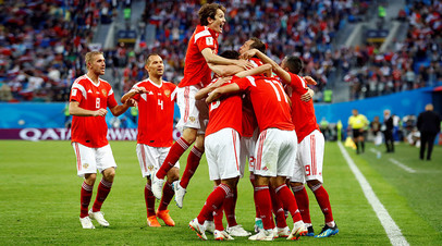 Сборная России празднует гол, который забил в ворота своей команды египетский футболист Ахмет Фатхи 19 июня 2018 года