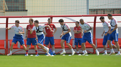 Игроки сборной России на тренировке перед матчем 1/8 финала чемпионата мира по футболу со сборной Испании