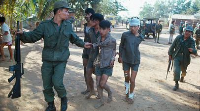 Военные Южного Вьетнама конвоируют раненых вьетнамцев, подозреваемых в пособничестве вьетконговцам, февраль 1968 г. 