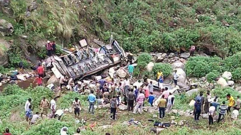 Не менее 40 человек погибли при падении автобуса в ущелье в Индии