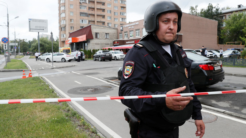 Полиция оцепила магазин на севере Москвы, где мужчина удерживает заложника