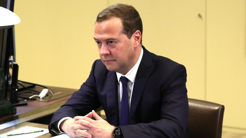 Медведев подписал документы о сборе биометрических данных граждан