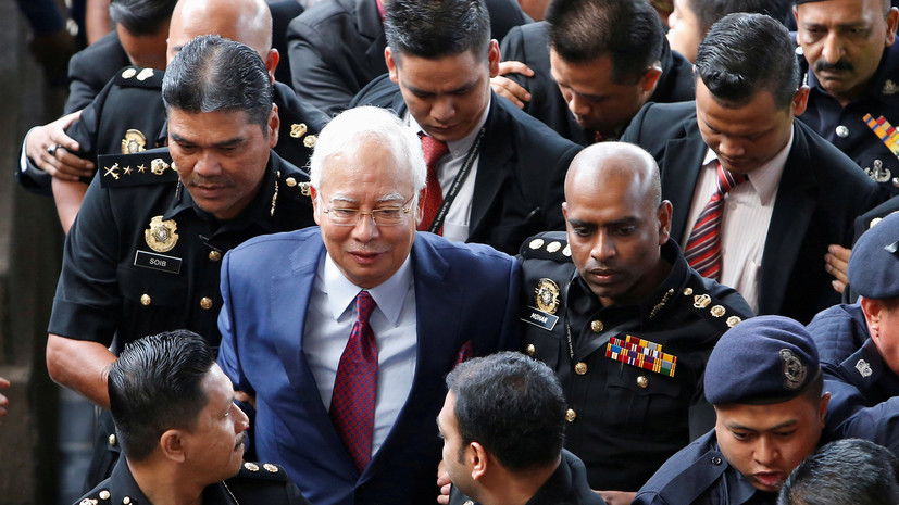СМИ: Суд освободил бывшего премьера Малайзии под залог