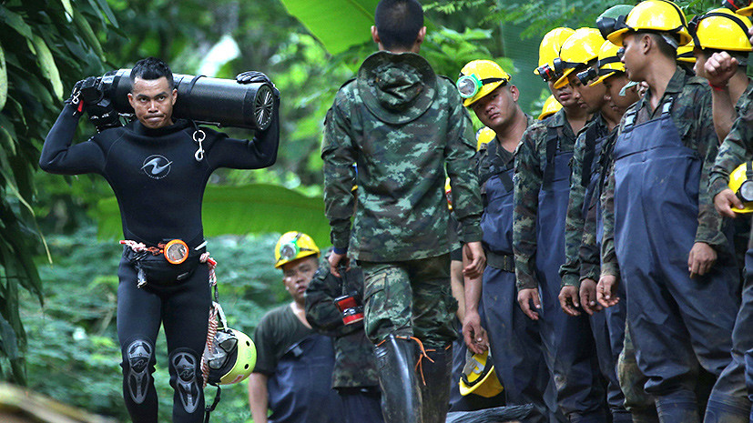 «Время ограничено»: в Таиланде сомневаются в успешности операции по спасению 12 детей и их тренера из пещеры